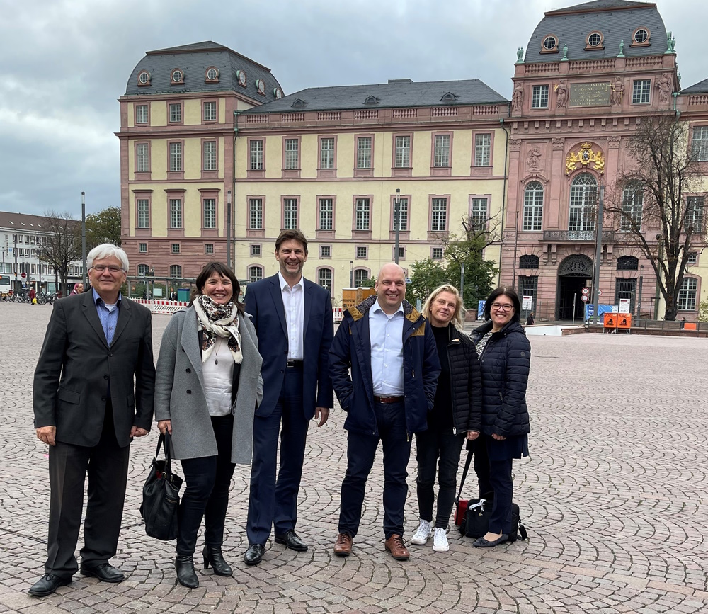 Laurence Da Cunha (CFO) und Romain Mandry (CHR) vom französischen Mutterkonzern HELPLINE zur Deutschland Zentrale der everience GmbH Zusammen mit Geschäftsführer Alexander Gassmann, Prokurist Martin Möller, Sylvia Weishaupt (Lead HR) und Stephanie Heps (Lead Finance)