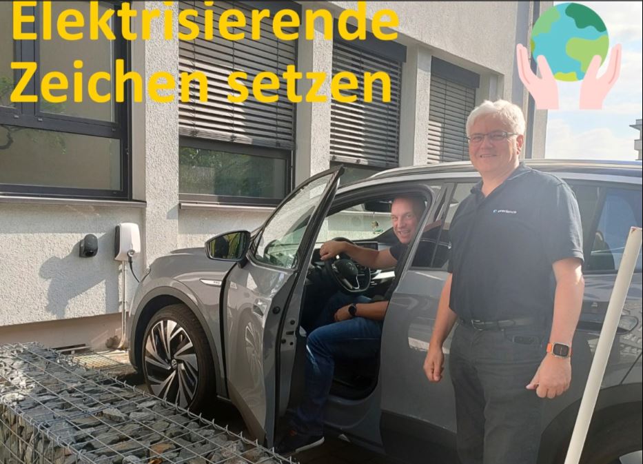 Martin Möller und Alexander Gassmann mit der neuen Wallbox